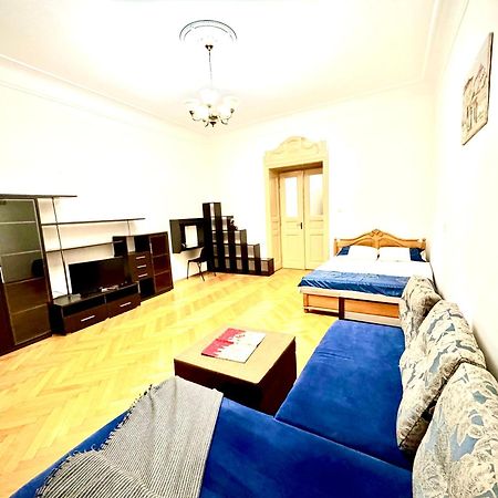 Luxury Apartment Near Rynok Square Lviv Luaran gambar